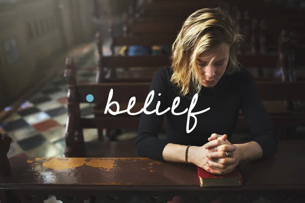 Vrouw biddend in de kerk — Stockfoto