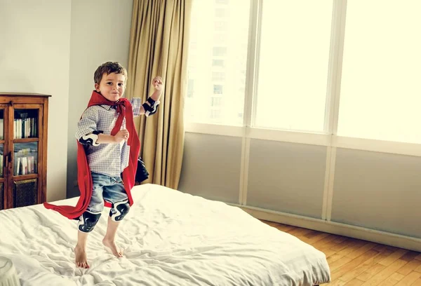 Junge im Superheldenkostüm — Stockfoto