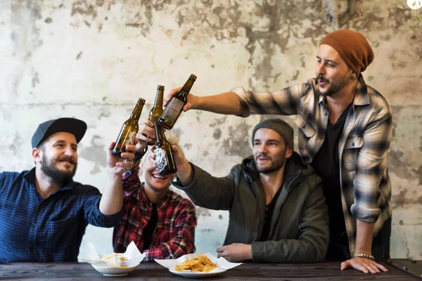 Friends drink Craft Beer — Stock Photo, Image
