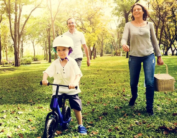 Семейный велоспорт в парке — стоковое фото