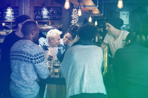 Eople having beer at night club — Stock Photo, Image