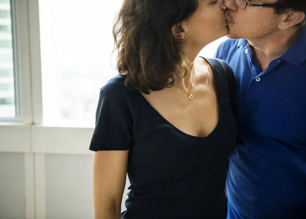 Чоловік і дружина цілуються. — стокове фото