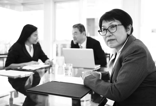 Азиатские бизнесмены на встрече — стоковое фото