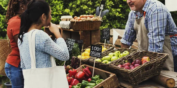 Pessoas comprando vegetais — Fotografia de Stock