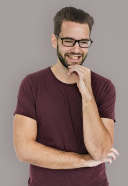 gülümseyen yakışıklı adam