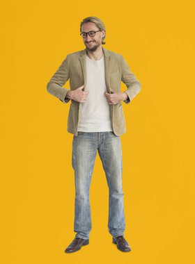 sakallı adam gülümsüyor