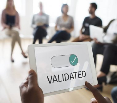 Dijital tablet kullanan kişi