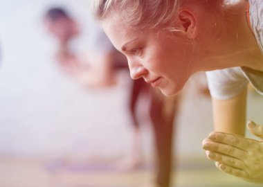 güzel sarışın kadın meditasyon