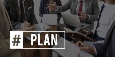 Pazarlama tartışırken iş adamları planı