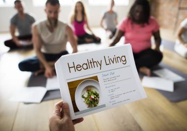 Yoga sınıfındaki katta oturan insanlar