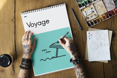 Dövmeli kişi Not Defteri'nde çizim