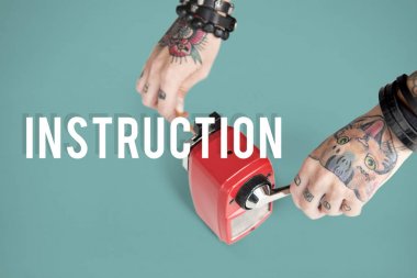 Kalemtıraş kullanan dövmeli kişi. 