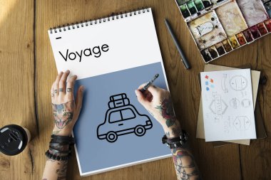 Dövmeli kişi Not Defteri'nde çizim