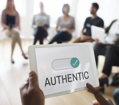 Dijital tablet kullanan kişi