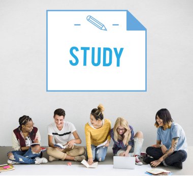 öğrenciler proje üzerinde birlikte çalışma