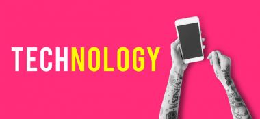 Akıllı telefon kullanan dövmeli kişi.