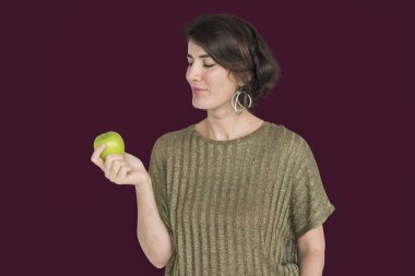 Yeşil elma tutan kadın