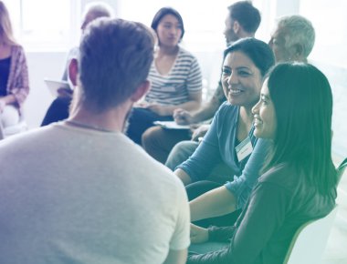 İnsanlar sandalyede oturuyor.