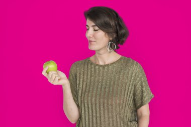 Yeşil elma tutan kadın