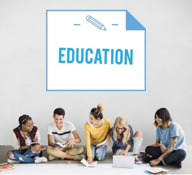 öğrenciler proje üzerinde birlikte çalışma