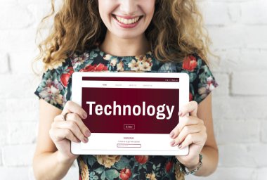 Dijital tablet tutan kadın