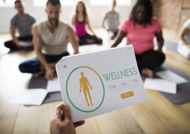 Yoga sınıfındaki katta oturan insanlar