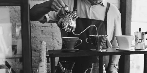 Busbarista voorbereiding van koffie — Stockfoto