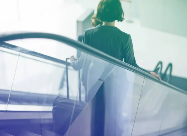 Empresaria con equipaje en aeropuerto — Foto de Stock