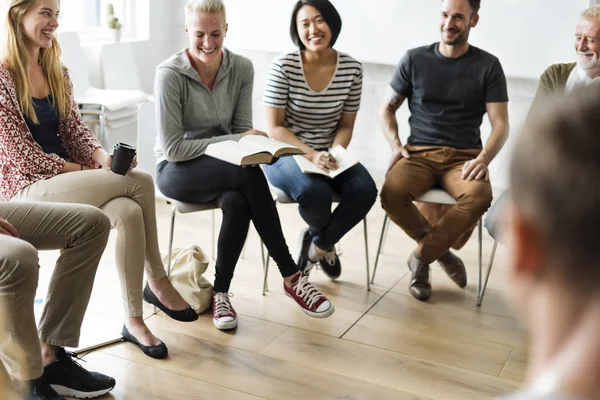 Multiethnische Menschen treffen sich im Seminar — Stockfoto