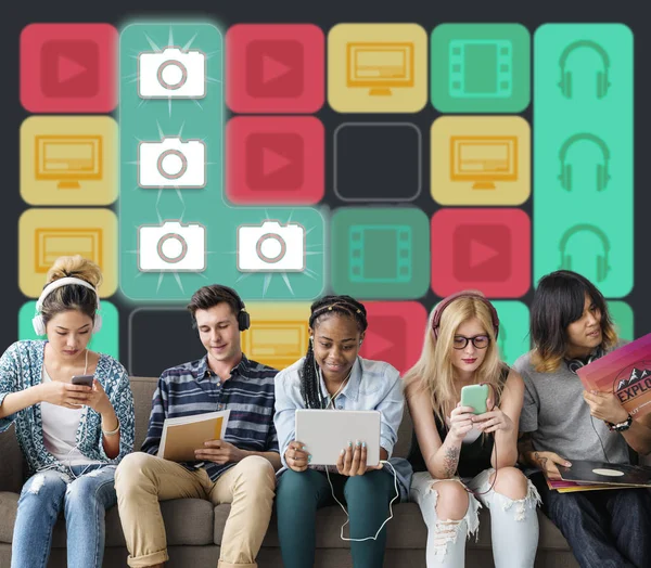 Groep studenten zittend op de Bank — Stockfoto