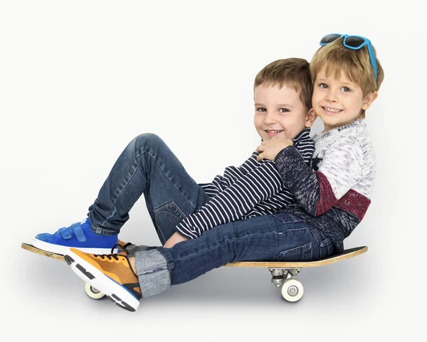 Маленькі хлопчики катаються на скейтборді — стокове фото