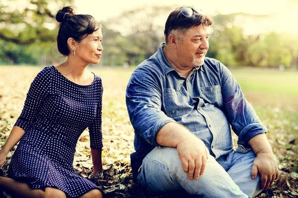 People Talking at the Park — Stock Photo, Image