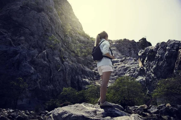 Mujer viajando en las montañas —  Fotos de Stock