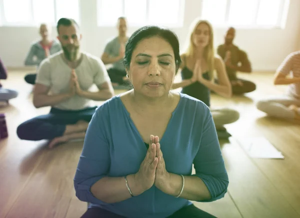Люди концентрируются на медитации — стоковое фото