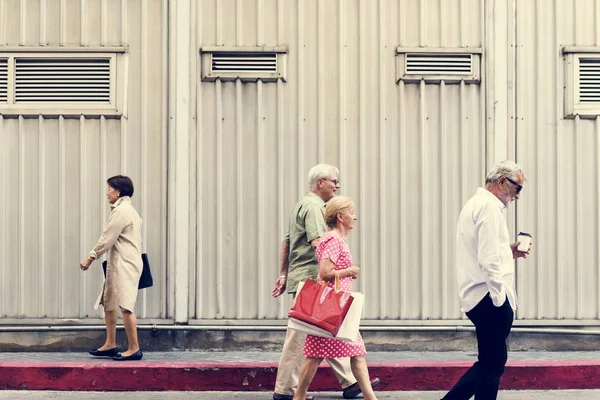 Personas mayores con estilo caminando por la calle — Foto de Stock