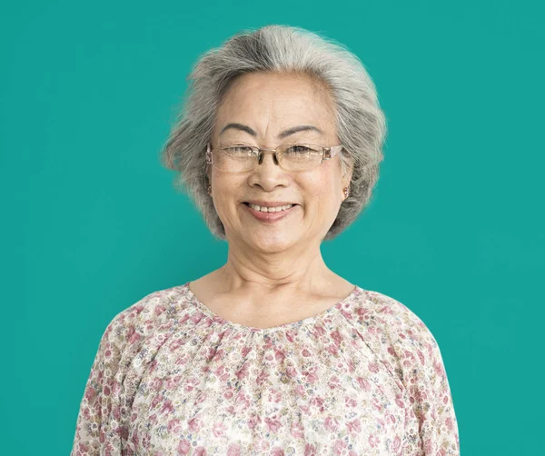 Sênior sorrindo asiático mulher — Fotografia de Stock