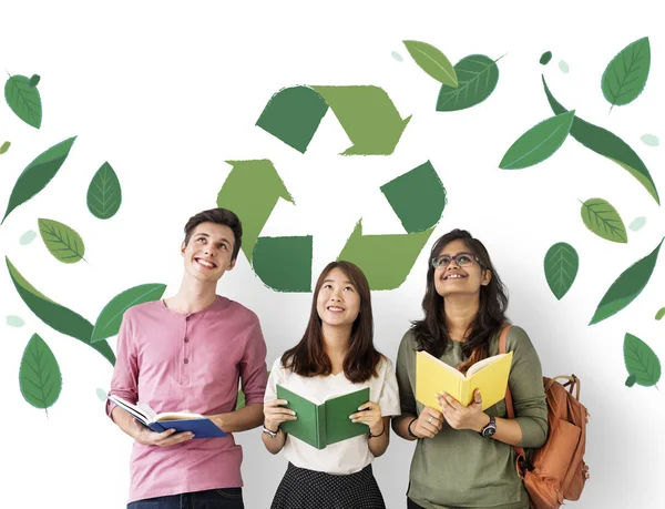 Estudiantes sosteniendo libros — Foto de Stock