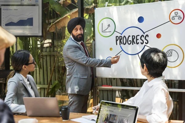 Mensen uit het bedrijfsleven hebben ontmoeting met discussie — Stockfoto