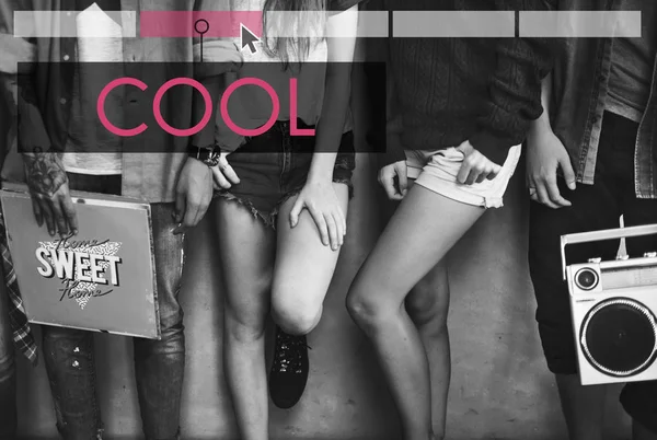 Adolescenti in piedi e in possesso di boombox — Foto Stock