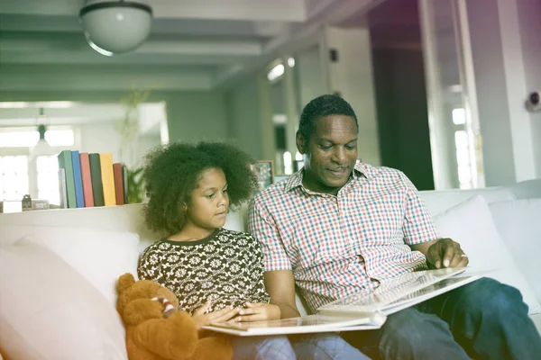 Padre e hija en casa — Foto de Stock