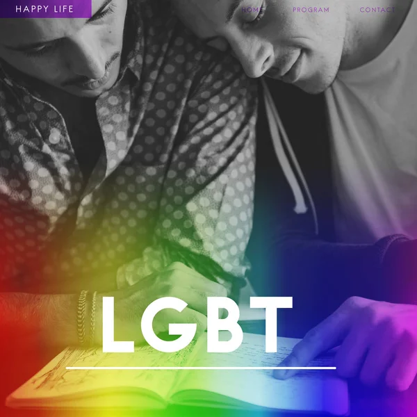 Joven homosexual pareja lectura libro — Foto de Stock