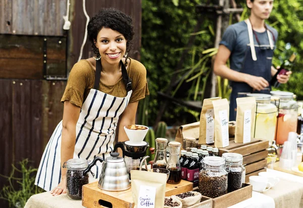 Donna con Caffè in negozio — Foto Stock