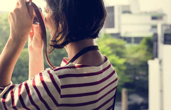 Kobieta dla podróżujących z aparatu fotograficznego — Zdjęcie stockowe