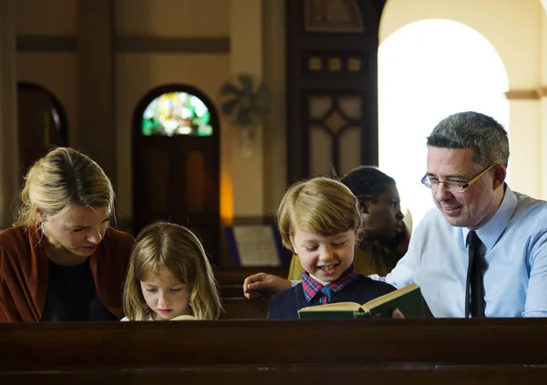 Famiglia che prega nella Chiesa — Foto Stock