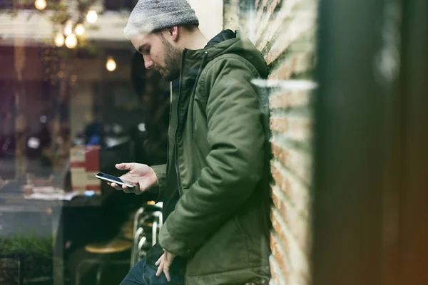 Homem usando telefone celular — Fotografia de Stock