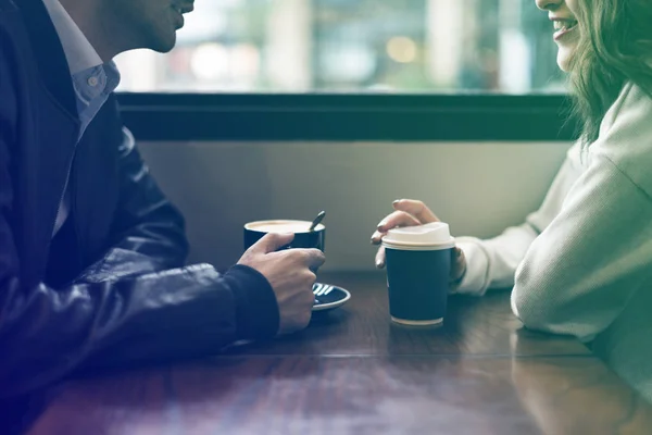 Couple ayant rendez-vous au café — Photo