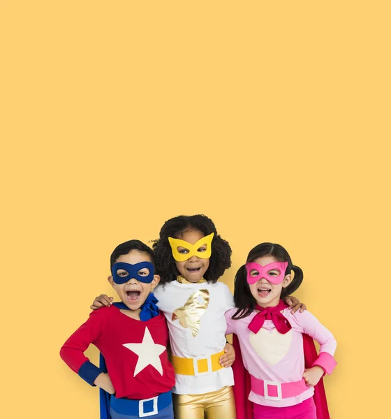 Anak-anak dengan kostum Superhero — Stok Foto