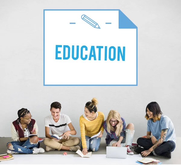 öğrenciler proje üzerinde birlikte çalışma