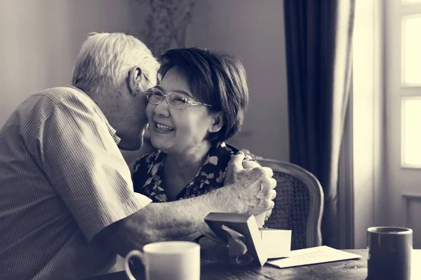 Senior man aanwezig tot vrouw te geven — Stockfoto