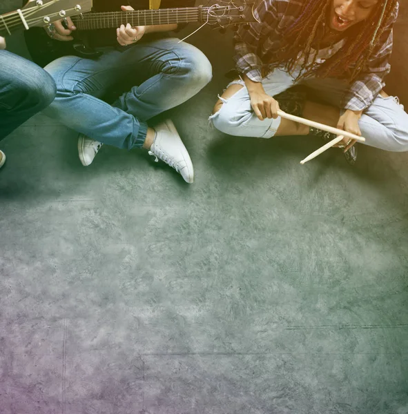 Gente tocando guitarras — Foto de Stock